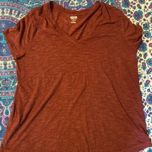 mossimo basic maroon v-neck tee 💫